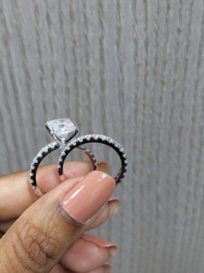 Anillo de Compromiso y Boda de Lujo Lurba Jewels, Oro Blanco Sólido de 14K, Moissanita de Corte Princesa de 1.50 CT, Engaste de Garras - Product Image 3