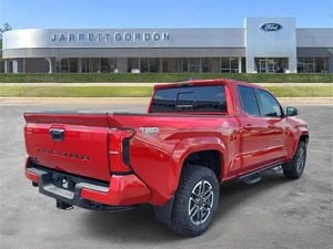 Pick-up Utilitaire de Luxe de Taille Moyenne 2024 d'Occasion, Transmission Automatique, Suspension Haute Performance, 7 Places, Haute Puissance - Product Image 2