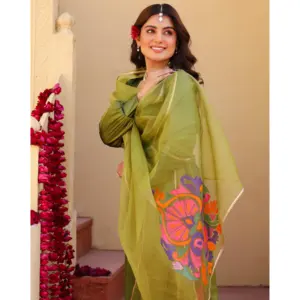 Ensemble de costume en satin vert peint à la main pour femmes Inayat - Product Image 2