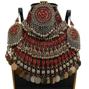 Ensemble de bijoux tribaux afghans en rouge foncé avec collier ras du cou imposant orné de pierres de verre rondes et carrées et boucles d'oreilles assorties - Product Image 1