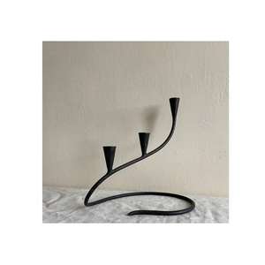 Bougeoir en métal noir minimaliste avec des lignes épurées construction durable et style polyvalent pour l'éclairage de la maison restaurant ou événement - Product Image 5