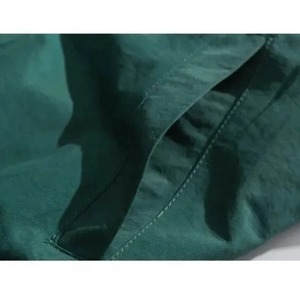 Chaqueta cortavientos personalizada de nailon con cremallera, diseño a prueba de viento, chaqueta impermeable ligera con cuello abotonado - Product Image 5