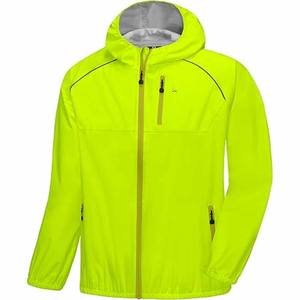 Chaqueta de lluvia construida con carcasa impermeable y capa suave y transpirable para un ajuste cómodo para hombres Chaquetas subidas por Dress Sports - Product Image 1