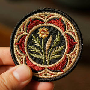 Patchs brodés circulaires en chenille bleue écologiques avec des motifs de cœur et de fleurs pour les vêtements de mode pour hommes et femmes - Product Image 5