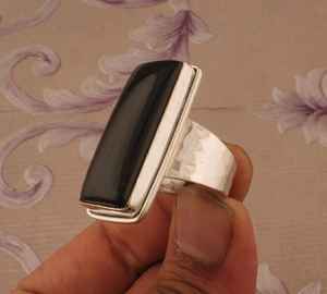 Bague en argent sterling avec onyx noir, sertie classique, bande martelée, bijoux bohèmes pour les fêtes - Product Image 4