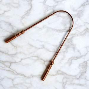 ที่ขูดลิ้นทองแดงแบบอายุรเวท ออกแบบมาเพื่อการดูแลช่องปากแบบดั้งเดิม ช่วยปรับปรุงการย่อยอาหารและทำความสะอาดช่องปากโดยรวม - Product Image 1