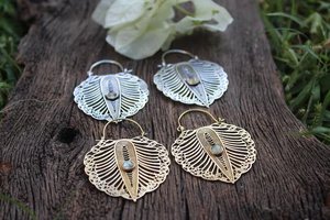 Boucles d'oreilles en labradorite à motif de plumes en laiton Boucles d'oreilles en pierre ethnique Boho Tribal Statement avec accents d'argent - Product Image 3