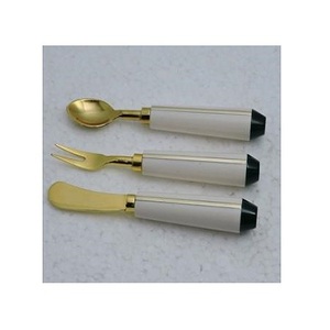 Juego de 4 cubiertos de acero inoxidable con mango de resina, diseño fabuloso, juego de cuchara, tenedor y cuchillo en venta - Product Image 4