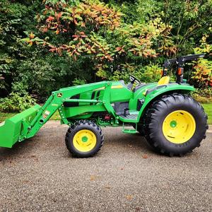 Tracteur à roues John Deere 4052M en stock maintenant livraison rapide haute performance commande aujourd'hui pour l'agriculture et la construction - Product Image 2
