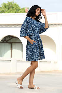 Nuevo nivel de sofisticación para mujer Handblock impreso elegante cintura plisada Algodón puro exquisito motivo niñas vestido índigo - Product Image 3