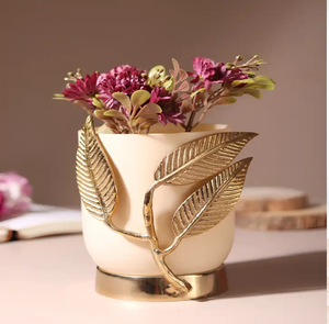 Juego de dos jarrones negros mate y dorados con motivos de ramas florales. Elegante conjunto de dos piezas disponible a precios de mayoreo. - Product Image 3