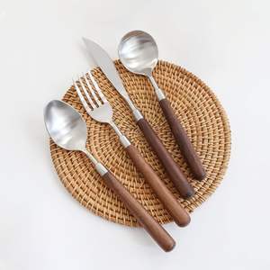 Ensemble de couverts modernes en acier inoxydable avec manche en bois, alliant style, confort et qualité pour des moments de plaisir culinaire - Product Image 3