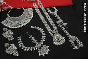 Conjunto de collar de joyería nupcial completo antiguo de diseñador chapado en oro tradicional indio y de moda WithMaangTikka para niña y Mujer - Product Image 4