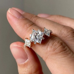 Bague de fiançailles en diamant de laboratoire taille princesse à trois pierres de qualité supérieure, or 14 carats, design élégant, commande en gros, fournisseur en ligne - Product Image 3