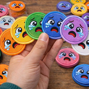 Écussons brodés personnalisés visage coléique avec fixation auto-agrippante, badges de moral multicolores, fournisseur OEM en gros - Product Image 1