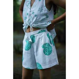 กางเกงขาสั้นผ้าฝ้ายลินินพิมพ์ลายมือ Sea Swirl คอวีผูกเชือก สีฟ้าอควา 1 ชิ้น พิมพ์ลายด้วยมือ - Product Image 1