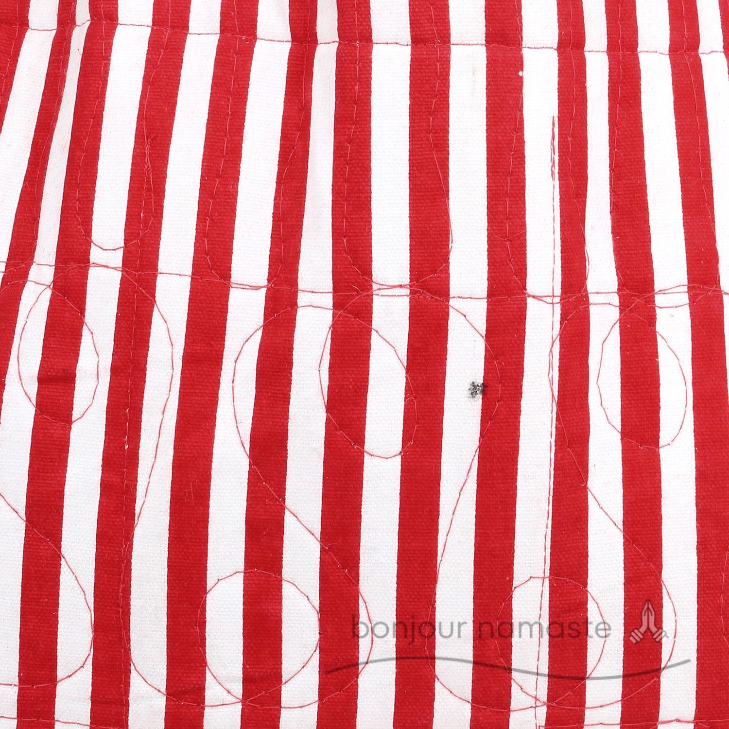 ลายทางสีขาว &amp; แดง