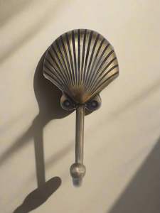 Crochets muraux en laiton faits à la main pour la décoration intérieure vintage avec un matériel de montage solide, design rustique, solide, durable et élégant - Product Image 6