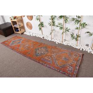 Alfombra Kilim turca Vintage de 2,7x9,5 pies naranja gris con patrón de retazos geométricos tejido plano de lana sobre respaldo de látex para adolescentes - Product Image 1