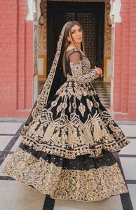 Belle broderie lourde sur robe de mariée anarkali & lehenga avec perles de verre en cristal embellies, travail dabka pour mariage @ 2024 - Product Image 3