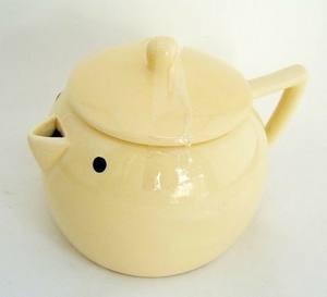 Théière classique arrondie avec bec verseur de précision, poignée ergonomique, corps durable et isotherme, idéale pour le service quotidien du thé - Product Image 1