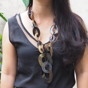 Collar de Lujo Hecho a Mano con Cuerno de Búfalo, Joyería Natural y Sostenible para Mujer, Alta Calidad - Product Image 1