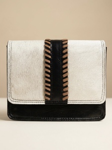 Sac bandoulière minimaliste en cuir de vachette avec garniture en cuir noir et détails de couture, fermeture à rabat, style toutes saisons, mini sac - Product Image 1