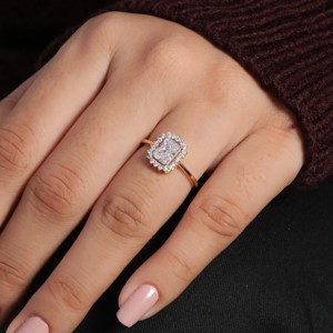 Anillo de compromiso de Halo de diamante de corte radiante Banda de actualización de aniversario Plata de Ley 925 con piedras VVS Celebrate - Product Image 1