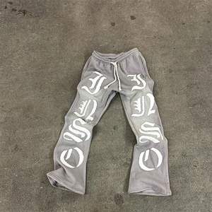 Streetwear personnalisé en détresse Patch brodé cloche bas empilé pantalon de survêtement survêtement jambe large lavage à l'acide pantalon de survêtement évasé hommes - Product Image 3