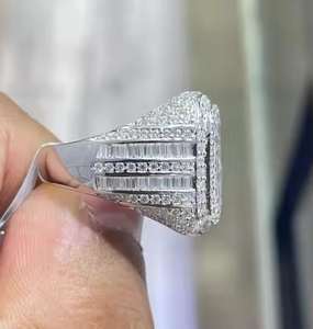 Bague de fiançailles personnalisée pour homme et femme en argent sterling avec moissanite ronde et baguette sertie griffe pour mariage - Product Image 4