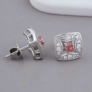 Boucles d'oreilles clous halo en diamant rose de laboratoire taille coussin certifié IGI, or massif 18 carats, plaqué rhodium de luxe pour femme - Product Image 2