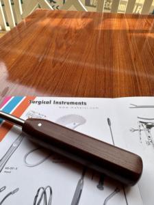 Instrumentos ortopédicos Periosteal elevador curvo plano con mango de madera juego de instrumentos maquinaria alimentada CE certificado Mahersi - Product Image 4