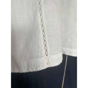 Camisa Blanca Informal para Mujer, 100% Lino, con Encaje de Algodón Popelín, Decoración de Botones, Técnica de Tejido Plisado, Talla XL, para la Temporada - Product Image 4