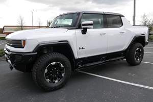 Hummer EV Pickup Edición 1 2022, 1000 Caballos de Fuerza, Tracción en las Cuatro Ruedas con Tres Motores, Paneles de Techo Removibles, Paquete de Iluminación - Product Image 4