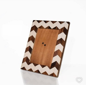 Marco de Fotos Contemporáneo Geométrico Blanco y Marrón con Incrustaciones de Resina y Madera, Diseño Moderno y Elegante para Decoración de Sala de Estar - Product Image 6