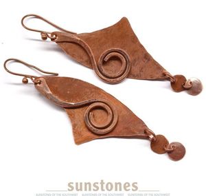 Boucle d'oreille en cuivre au look antique fait à la main avec charme vintage parfait pour les festivals traditionnels et les occasions culturelles - Product Image 4