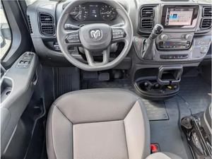 Fourgon utilitaire pleine grandeur 2024, toit bas, transmission automatique, conduite à gauche, intérieur en cuir, jantes R18 - Product Image 4