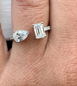 Anillo de diamantes cultivados en laboratorio de pera y esmeralda Anillo de diamantes en forma de pera y esmeralda con piedras laterales Anillo de plata esterlina - Product Image 2