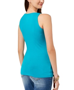เสื้อกล้ามผู้หญิงแบบสั่งทำขายส่ง OEM สำหรับฤดูใบไม้ผลิ สไตล์ลำลอง ระบายอากาศได้ดี ผลิตจากผ้าถักผสมสแปนเด็กซ์/คอตตอน แบบไม่มีแขน คอกลม พร้อมโลโก้ด้านหน้า - Product Image 2