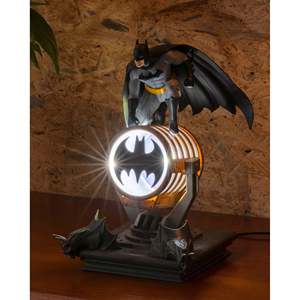 Diorama LED de Batman con Figura de Plástico Extraíble y Señal de Batman de 27 cm de Altura - Product Image 1
