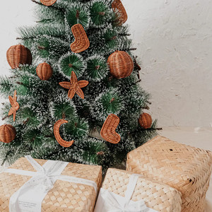 Bolas navideñas de ratán marrón miel de estilo contemporáneo, adorno perfecto para su colección de decoración navideña, adornos navideños - Product Image 4