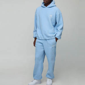 Top Trending Casual y ropa al aire libre Hombres Chándal Logotipo de bordado personalizado Nuevo diseño Hombres Chándal en diferentes tamaños - Product Image 1