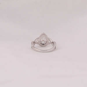 Bague de fiançailles en or massif 18KT avec taille ronde côté poire cultivée en laboratoire diamant serti de cluster certifié IGI diamant sans conflit - Product Image 4