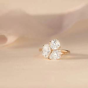 Bague RITZIN en moissanite à trois pierres, style unique, jolie bague de mariage et de fiançailles, bague de promesse en or rose 18 carats pour elle - Product Image 2