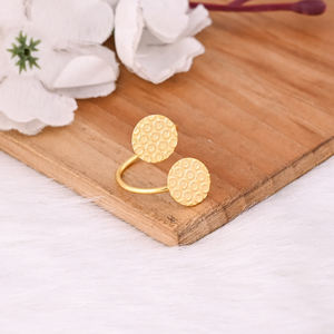 แหวนทองเหลืองชุบทองคำสีเหลืองสไตล์มินิมอล ดีไซน์เก๋ ปรับขนาดได้ เครื่องประดับเรียบหรูสำหรับผู้หญิง ของขวัญสำหรับใส่ในโอกาสสบายๆ และงานปาร์ตี้ - Product Image 5