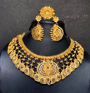 Meilleure vente collier boucles d'oreilles et bague en plaqué or 22K sertie de bijoux de style luxueux à vendre par les exportateurs - Product Image 1