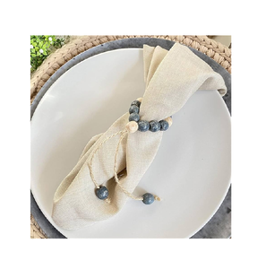 Rond de serviette en bois et perles de résine pour articles de table et de décoration et au meilleur prix couleur bois naturel - Product Image 1