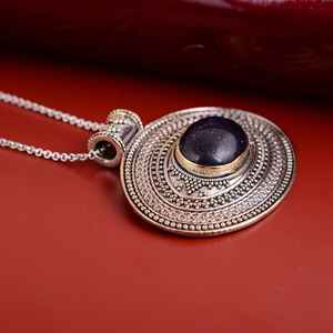 จี้ทองเหลืองดีไซเนอร์สำหรับผู้หญิงและเด็กผู้หญิงอัญมณีสีดำนิลและเพชรชุบเครื่องประดับทั้งหมดสำหรับงานแต่งงานและงานเลี้ยง - Product Image 3