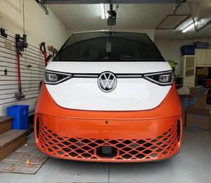 2025 I D. B U Z AWD Sedán de Doble Motor con Neumáticos R18, Asientos de Cuero, Batería de Litio, 6 Plazas y Techo Panorámico - Product Image 1