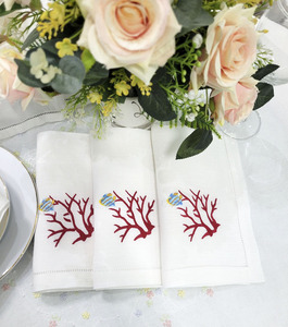 Vente en gros de serviette brodée personnalisée poisson corail rouge 100% lin blanc jetable ajouré couverture de table pour la maison hôtel événements - Product Image 4